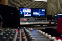 Camera de sunet unde se transmite și se prelucrează sunetul, aceasta este despărțită de regie de un geam pentru a putea facilita comunicarea între cele două camere.