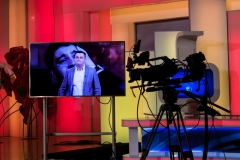 În platou se află mai multe camere fixate pe plane diferite care înregistrează în aceelași timp emisiunea. Lăngă ele se pot observa monitoare care îi ajută pe cameramani să vadă mai bine cadrul și să îl poată modifica la nevoie.
