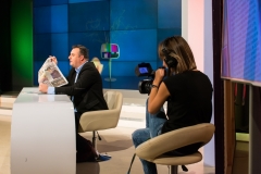 Laura Adochiței care folosește o cameră mobilă pentru a filma detalii.