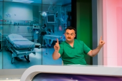 Nicu Bendea jucând rolul unui medic.