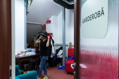 Garderoba, unde actorii și invitații își schimbă ținutele.