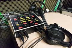 Un detaliu cu mixerul și căștile din cabina comentatorilor unde aceștia își regleză sunetul, își înregistrează vocea și comentează meciurile.