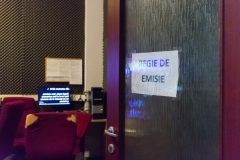 La intrarea în regia de emisie se poate observa un monitor pe care apare textul de pe promterul din platoul de filmare.